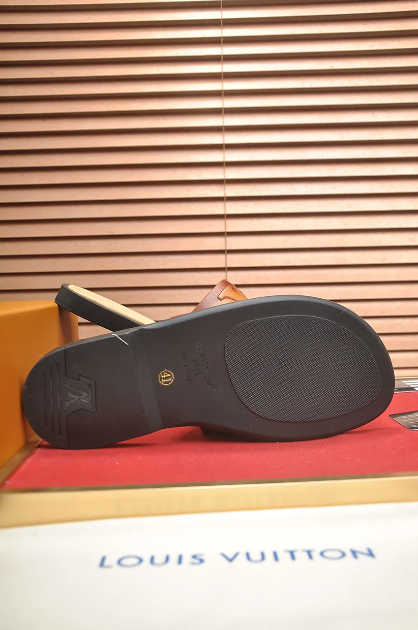 Men's shoes 💰360💶 [Louis Vuitton LV slippers] (high-end cowhide) counter 1:1 fashion style, a must-have for summer! The designer used LV’s iconic outsole. The original simple slippers instantly become fashionable! The upper is made of flexible special cowhide leather straps alternately, and the workmanship is exquisite! A must-have for stylish men in summer, size 38-46 (45 46 customized)